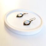 El Yapımı Antik Bronz Oval Opal Bohem Küpe – Vintage - Görsel 3