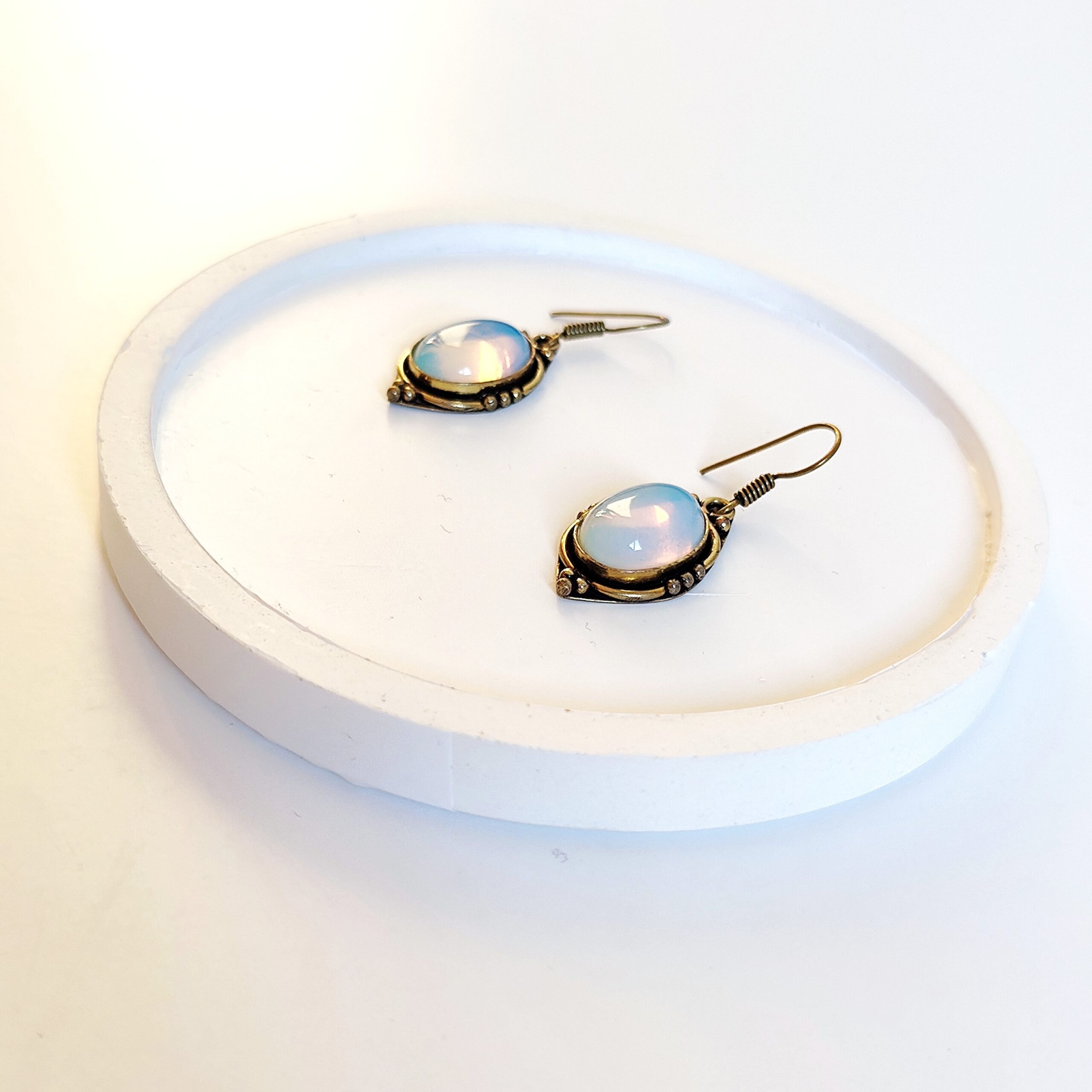 IMG_20251114_015106 Antik Bronz Çerçeveli Oval Opal Küpe - Takı Mahzeni